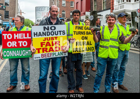 Dublin, Ireland. 10th July, 2019. Thousands of farmers descended on Leinster House today in protest at the Mercosur Deal which farmers claim will be the final nail in the coffin for their way of life. Credit: Andy Gibson/Alamy Live News. Stock Photo