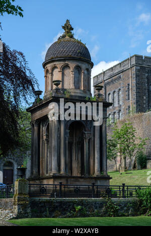 Monument and tomb of Rev Ebenezer Erskine at Stirling Youth Hostel with Old Town Jail in Stirling Stirlingshire Scotland Stock Photo
