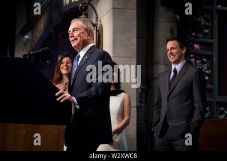 New York Mayor Michael Bloomberg visits the NBC studios at 30 Rockefeller Plaza and the studios of the Saturday Night Live - SNL. Stock Photo