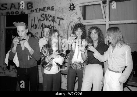 CHEAP TRICK US rock group from left: Rick Nielsen, Bun E. Carlos, DJ Rodney Bingenheimer,  Tom Petersson and Robin Zander backstage at  after a gig about 1977 at The Whisky in Los Angeles, California. Photo: Jeffrey Mayer Stock Photo
