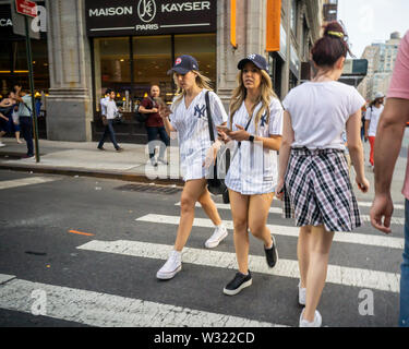 Yankees shirt hi-res stock photography and images - Alamy