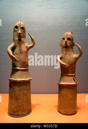 Haniwa (terracotta tomb figurine) man and woman dancing, Kofun period, 6th century Stock Photo