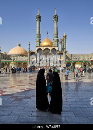 Qom, Iran. 10th Nov, 2017. 10.11.2017, Iran, Qom: The Shrine of Fatemeh al-Masumeh, the sister of the Eighth Imam, in the city of Qom in Iran with its golden dome is a major pilgrim destination, taken on 10.11.2017. Credit: Thomas Schulze/dpa-Zentralbild/ZB | usage worldwide/dpa/Alamy Live News Stock Photo