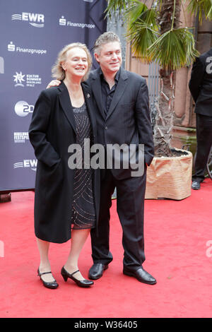 Worms, Germany. 12th July 2019. Author Elke Heidenreich (left) and her partner Marc-Aurel Floros (right) pose for the cameras at the red carpet of the ‘Nibelungen-Festspiele'. Actors, politicians and other VIPs attended the opening night of the 2019 Nibelungen-Festspiele (Nibelung Festival) in Worms. The play in the 18. Season of the festival is called 'Uberwaltigung' (Overcoming) from author Thomas Melle, and directed by Lilja Rupprecht. It retells of the original Song of the Nibelungs, starting at the end and attempting to rewrite the story to a better, less deadly attempt. Stock Photo