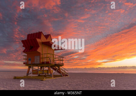 EIGHTH STREET LIFEGUARD STAND (©WILLIAM LANE 2016) MIAMI BEACH FLORIDA EIGHTH STREET LIFEGUARD STAND (©WILLIAM LANE 2016) MIAMI BEACH FLORIDA