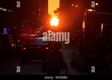 New York, USA. 12th July, 2019. Photo taken on July 12, 2019 shows the Manhattanhenge in Manhattan, New York, the United States. The Manhattanhenge refers to the twice-a-year circumstance during which the setting sun aligns precisely with the east-west streets of the New York City borough of Manhattan. Credit: Li Muzi/Xinhua/Alamy Live News Stock Photo