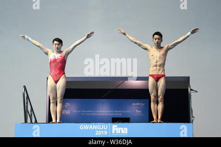 (190713) --GWANGJU, July 13, 2019 (Xinhua) -- Lian Junjie (R)/Si Yajie of China compete during the mixed 10m synchronised final of diving event at the Gwangju 2019 FINA World Championships in Gwangju, South Korea, July 13, 2019. (Xinhua/Bai Xuefei) Stock Photo