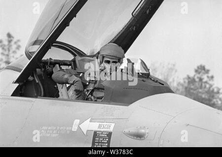 NATO operation 'Deny Flight' in former Jugoslavia for prohibition of military flights over Bosnia and neutralization of Serbian-Bosnian land forces. F 16 Dutch planes at Verona Villafranca airport (Italy), April 1993 Stock Photo