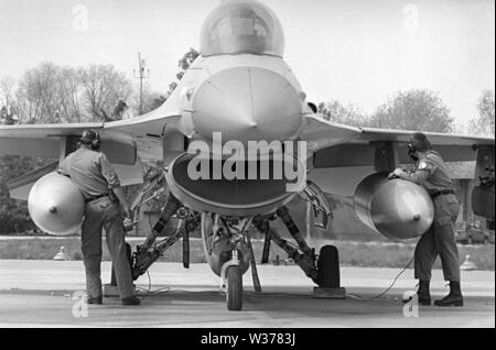 NATO operation 'Deny Flight' in former Jugoslavia for prohibition of military flights over Bosnia and neutralization of Serbian-Bosnian land forces. F 16 Dutch planes at Verona Villafranca airport (Italy), April 1993 Stock Photo