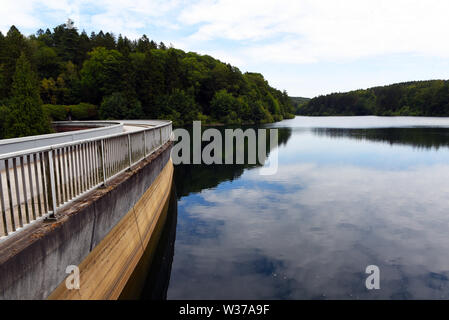 Remscheid, Germany. 10th July, 2019. The Eschbachtalsperre with the dam, which was opened in 1891, is the first drinking water dam in Germany and the Eschbach is dammed. Credit: Horst Ossinger//dpa/Alamy Live News Stock Photo