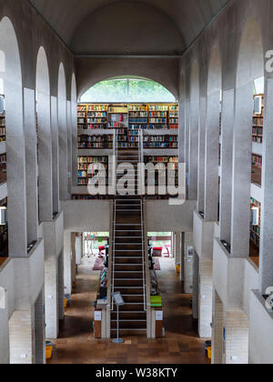 The interior of Murray Edwards College library. The college (formerly New Hall) is an all women college in the university of Cambridge Stock Photo