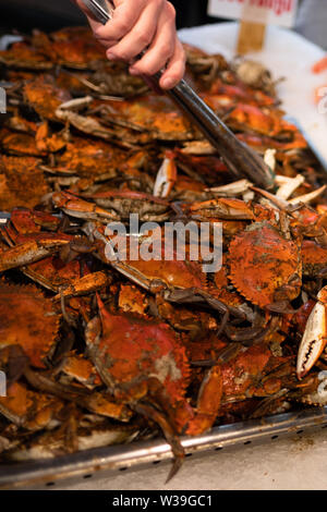 https://l450v.alamy.com/450v/w39gc1/fresh-crabs-for-sale-at-the-robert-wholey-company-in-pittsburgh-pennsylvania-usa-w39gc1.jpg