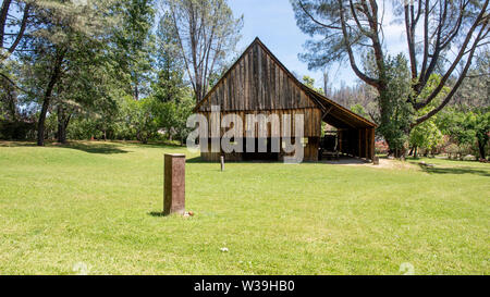 Shasta City Barn, the lusty 'Queen City' of California’s northern mining district, along Highway 299, on a late spring day, front view. The Pioneer Ba Stock Photo
