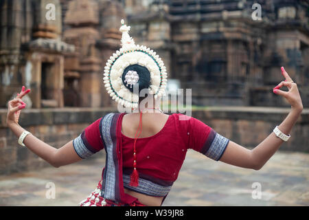 Back view of an odissi dancer posing at Mukteshvara Temple, Bhubaneswar, Odisha, India. Stock Photo