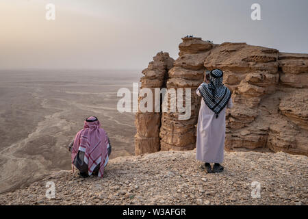 Two men in traditional clothing at the Edge of the World near Riyadh in Saudi Arabia Stock Photo