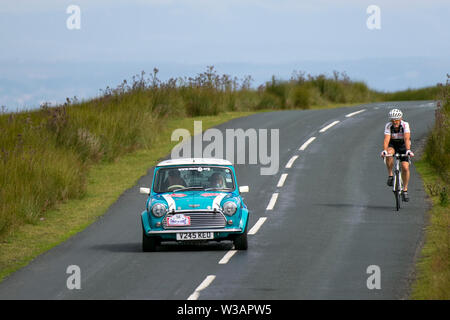1999 90s blue white Rover Mini Cooper Sport Scorton, Lancashire. Lancashire Car Club Rally Coast to Coast crosses the Trough of Bowland. 74 vintage, classic, collectable, heritage, historic vehicles left Morecambe heading for a cross-county journey over the Lancashire landscape. Stock Photo