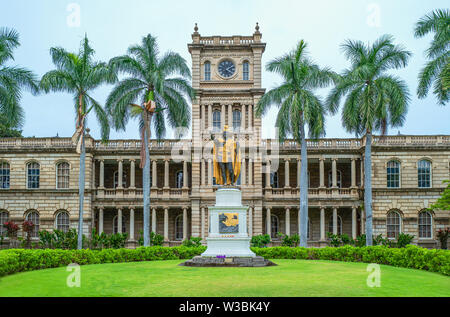 Honolulu, Hawaii , Historic Center, the King Kamehameha statue in front of the Iolani Hale palace Stock Photo