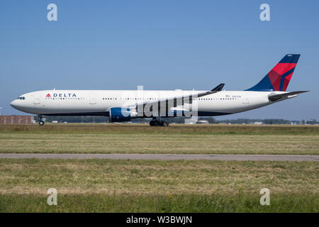 US American Delta Airlines Airbus A330-300 with registration N822NW on take off roll on runway 36L (Polderbaan) of Amsterdam Airport Schiphol. Stock Photo
