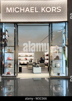 Lab implicitte roterende American fashion label called Michael Kors with its store front, selling  luxurious items and handbags. Istanbul/ Turkey - April 2019 Stock Photo -  Alamy