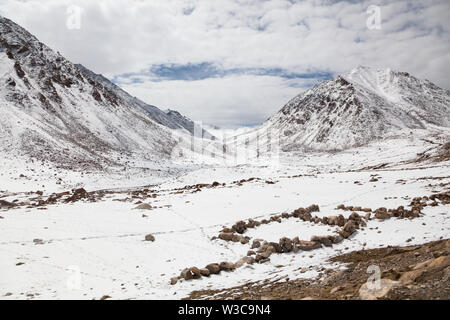 High altitude landscape with snow-capped mountains seen from the road near Chang La (pass), Ladakh, Jammu and Kashmir, India Stock Photo
