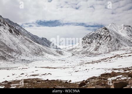 High altitude landscape with snow-capped mountains seen from the road near Chang La (pass), Ladakh, Jammu and Kashmir, India Stock Photo