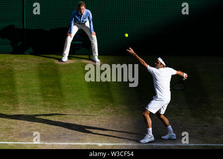 London, UK, 14th July 2019: Roger Federer from Switzerland is in action during the 2019 Wimbledon Men's Final at the All England Lawn Tennis and Croquet Club in London. Credit: Frank Molter/Alamy Live news Stock Photo