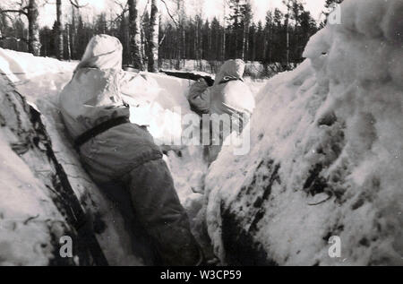 German Soldiers in White Winter Camouflage in trench  position on the Russian Front 1942 Stock Photo