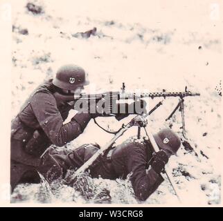 SS Troops fire Light MG34 in winter snow on the Russian Front 1941 Stock Photo