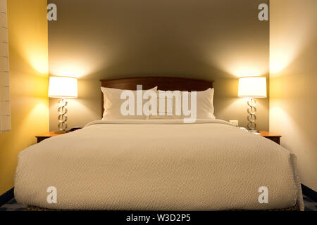 https://l450v.alamy.com/450v/w3d2p5/king-sized-bed-in-a-luxury-hotel-room-w3d2p5.jpg