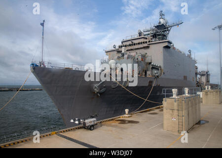 USS Carter Hall (LSD 50) Harpers Ferry Class docks at a pier on Naval Air Station Norfolk, Virginia, July 12, 2019. U.S. Marines with II Marine Expeditionary Force rehearsed a loading exercise with the U.S. Navy to rapidly form, embark and deploy maritime Defense Support for Civil Authorities operations in support of U.S. Northern Command. (U.S. Marine Corps photo by Lance Cpl. Adaezia Chavez) Stock Photo