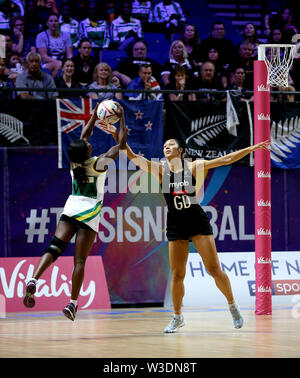 New Zealand's Phoenix Karaka (centre) and Zimbabwe's Perpetua Siyachitema (left) in action during the Netball World Cup match at the M&S Bank Arena, Liverpool. Stock Photo