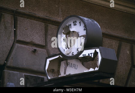 5th April 1993 During the Siege of Sarajevo: a broken clock mounted on a wall bracket in Vase Miskina (today called Ferhadija Street). Stock Photo