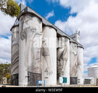 Coonalpyn Silo Mural. Hope for the Future mural by Guido Van Halten, Coonalpyn, South Australia, Australia Stock Photo