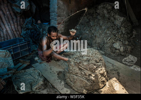 (190715) -- KOLKATA, July 15, 2019 (Xinhua) -- A potter prepares clay to make earthenware cups, known as 'Bhar' by the locals, at a workshop in Kolkata, India, July 15, 2019. The 'Bhar' is a type of low cost, eco-friendly earthenware cup commonly used to serve milk or tea in Kolkata. (Xinhua/Tumpa Mondal) Stock Photo