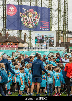 London, UK. 15th July, 2019. Liam Plunket, signing, autographs as England's cricket World Cup winners parade the ICC World Cup trophy for fans at the Kia Oval.David Rowe/ Alamy Live News. Credit: David Rowe/Alamy Live News Stock Photo