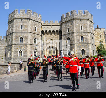 Changing The Guard at Windsor Castle, Queens Life Guard, Windsor Castle, Windsor, Berkshire, England, UK, GB. Stock Photo