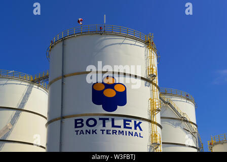 port of rotterdam, zuid holland/netherlands - july 08, 2013:  tanks for storage of oil products and chemicals of botlek tank terminal bv Stock Photo