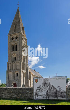 Old photo showing WW2 US soldiers and the ruined Church Notre-Dame de l'Assomption at the village Colleville-sur-Mer, Calvados, Normandy, France Stock Photo