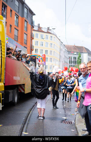 Menschen feiern den CSD in München auf der Müllerstraße 2019 mit der Regenbogenflagge für Gleichberechtigung der LGBT Community Stock Photo