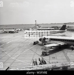 Airplanes land at Heathrow Airport Stock Photo - Alamy