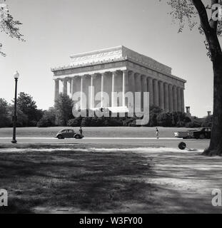 1960s, historical, exterior of a grand columned building along National Mail in Washington DC USA, the Lincoln Memorial. Opened in 1922, New York architect Henry Bacon designed the monument in the form of a Greek Doric temple. Stock Photo