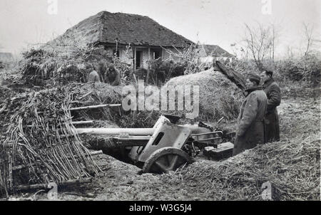 Waffen SS Men in a camouflaged Anti Tank position on the Russian Front 1942 Stock Photo