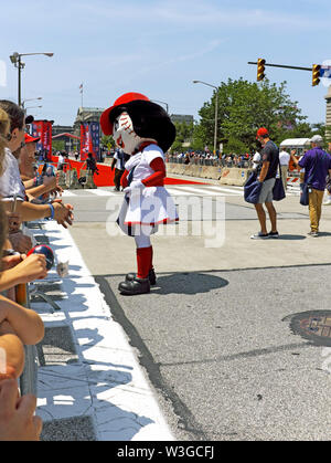 Cincinnati reds mascot hi-res stock photography and images - Alamy