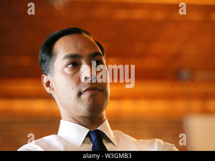 Silvis, Iowa, USA. 15th July, 2019. Former Secretary of Housing and Urban Development and democratic presidential candidate Julian Castro of Texas waits to speak at the Black Pearl Cafe and Boutique on 2nd St. in downtown Muscatine, Iowa Monday, July 15, 2019. Credit: Kevin E. Schmidt/Quad-City Times/ZUMA Wire/Alamy Live News Stock Photo