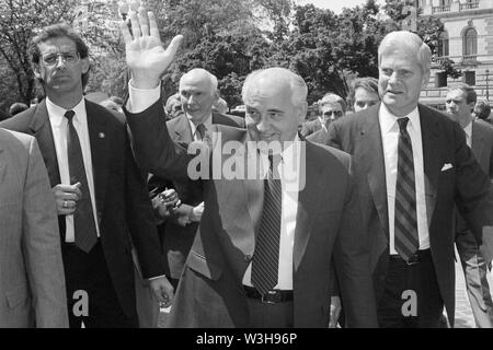 Former Soviet President Mikhail Gorbachev (center), waving, as he walks with Librarian of Congress James H. Billington (right) on the U.S. Capitol grounds May 14, 1992. (USA) Stock Photo