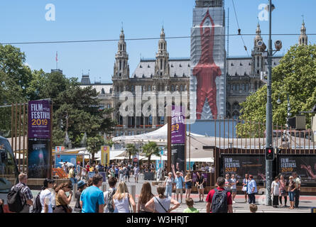 Crowds gather at the site of the Vienna Film Festival, a free annual event held in the grounds of City Hall (Rathaus), Rathausplatz, Vienna, Austria. Stock Photo