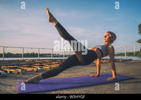 Leg pull back online pilates exercise