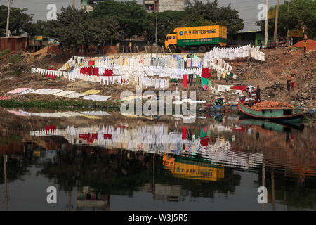 Clothes were washed and dried on the bank of the Buriganga in the Kamrangirchar area in Dhaka. Most of the laundry owners in the area use the murky w Stock Photo