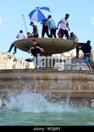 Cricket Fans Celebrate England's World Cup Victory in Trafalgar Square's Fountains Stock Photo