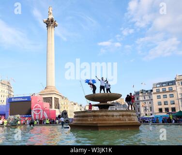 Cricket Fans Celebrate England's World Cup Victory in Trafalgar Square's Fountains - Wide Angle View Stock Photo